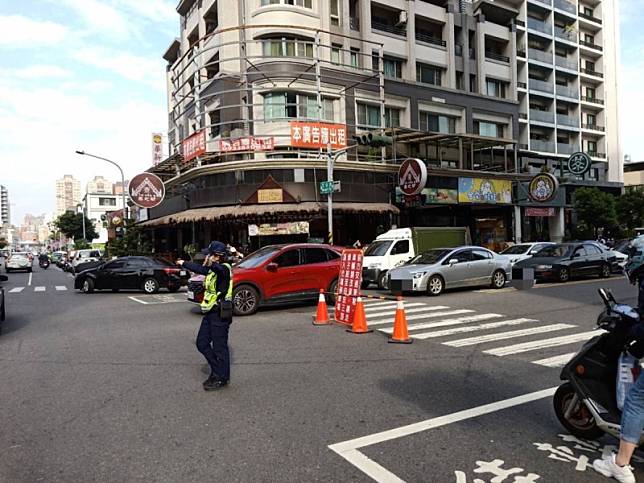 高市警加強疏導重要道路沿線交通。 圖：高雄市交通警察大隊/提供