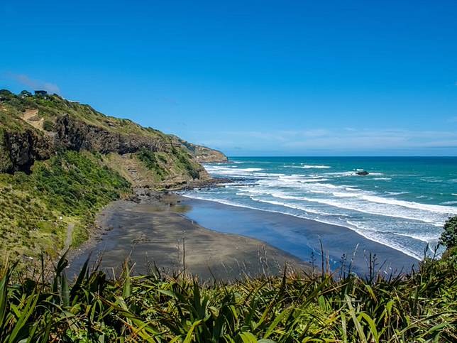 Tak Hanya Putih atau Kecokelatan, Ini 11 Deretan Pantai Paling Berwarna di Dunia