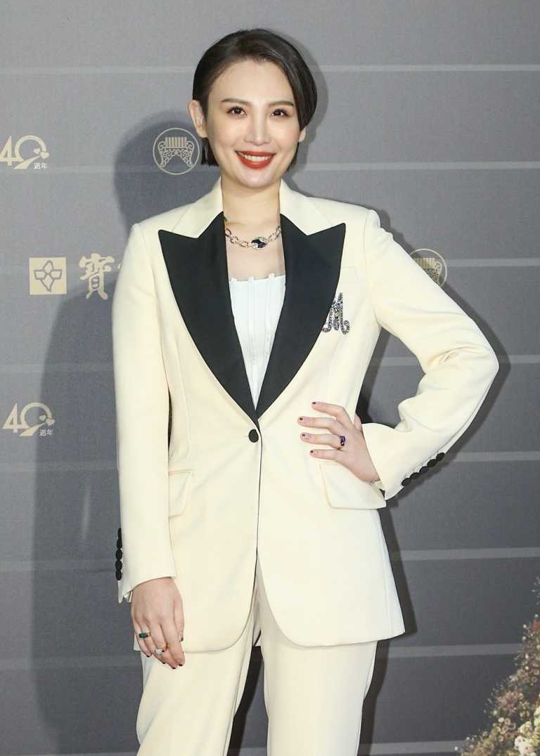 首次擔綱典禮主持人的魏如萱，紅毯時選穿GUCCI十二星座訂製系列白色西裝、搭配寶格麗頂級彩寶項鍊，展現俐落率性。（圖╱BVLGARI提供）