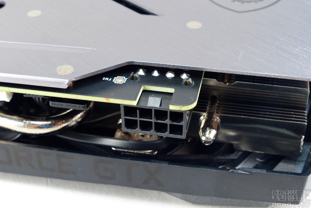 該顯示卡需要額外連接 1 個 PCIe 8pin 輔助電源