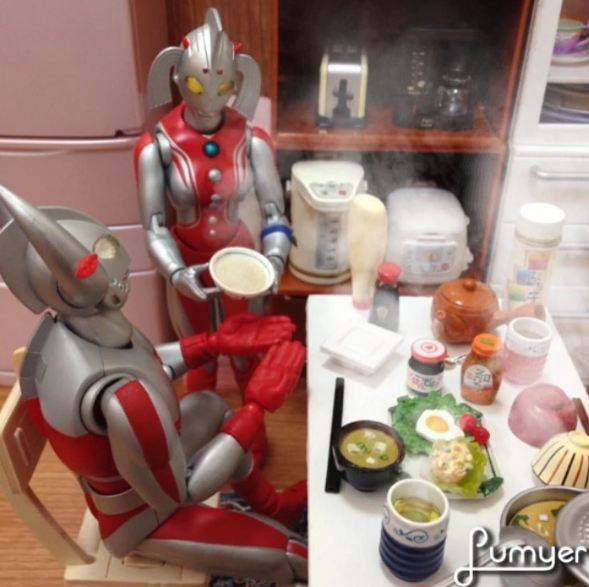 15 Foto Ini Ungkap Keseharian Ultraman Saat Tak Berantas Kejahatan