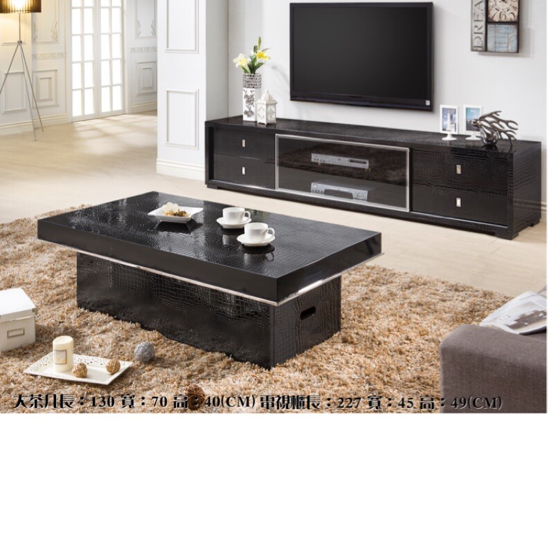 【品名】《鱷魚之紋》鱷魚紋電視櫃 【產品包含】電視櫃x1 【尺寸】 ※電視櫃:寬227×深45×高49cm ️ ️【材質與結構】 （1）特殊鱷魚壓紋、鋼琴烤漆，使用硬化漆，黑色亮度100% （2）茶几