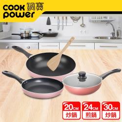 ◎食品級細膩不沾內層，少油不沾更健康|◎經SGS檢驗，不含PFOA、不含重金屬，煮食更放心。|◎組合內附木鏟，不沾鍋的好幫手！商品名稱:【鍋寶】金鑽不沾小巧三鍋組(30炒鍋+20炒鍋(含蓋)+24煎鍋