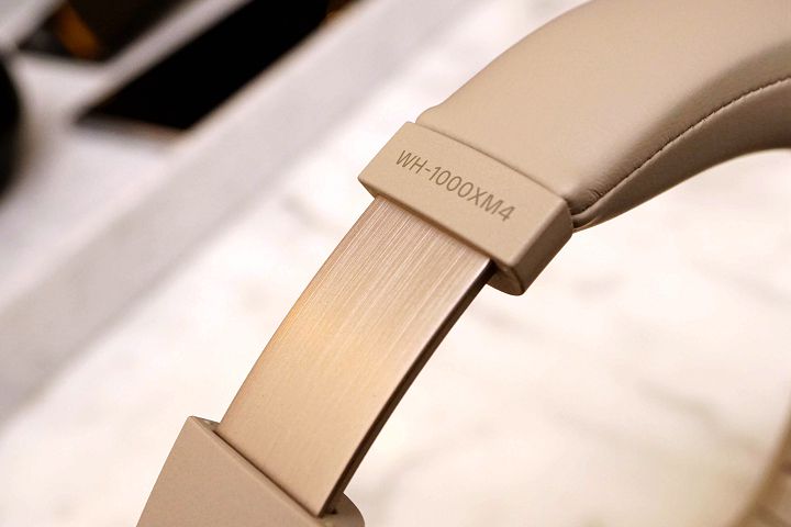 頭帶處即可見到 WH-1000XM4 的型號標示，伸縮結構一樣是金屬材質。