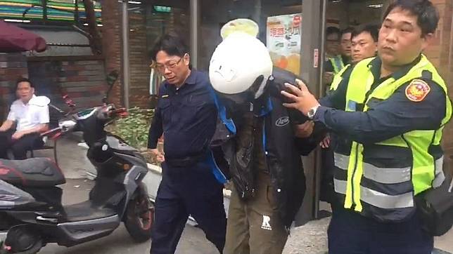 廖男欠百萬賭債，持槍搶運鈔的保全，因卡彈被保全打趴壓制，檢方依強盜等罪前起訴廖及黃姓同夥。