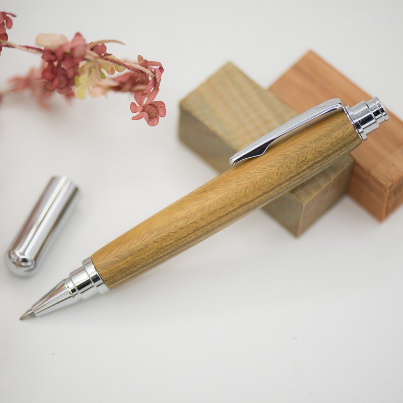 質感木質鋼筆，簡約樣式更顯木材溫潤質感，每支筆都是手工車製！ 親手車製的用心，獨一無二且絕無僅有，送禮自用兩相宜，歡迎一起來體驗手作之趣。