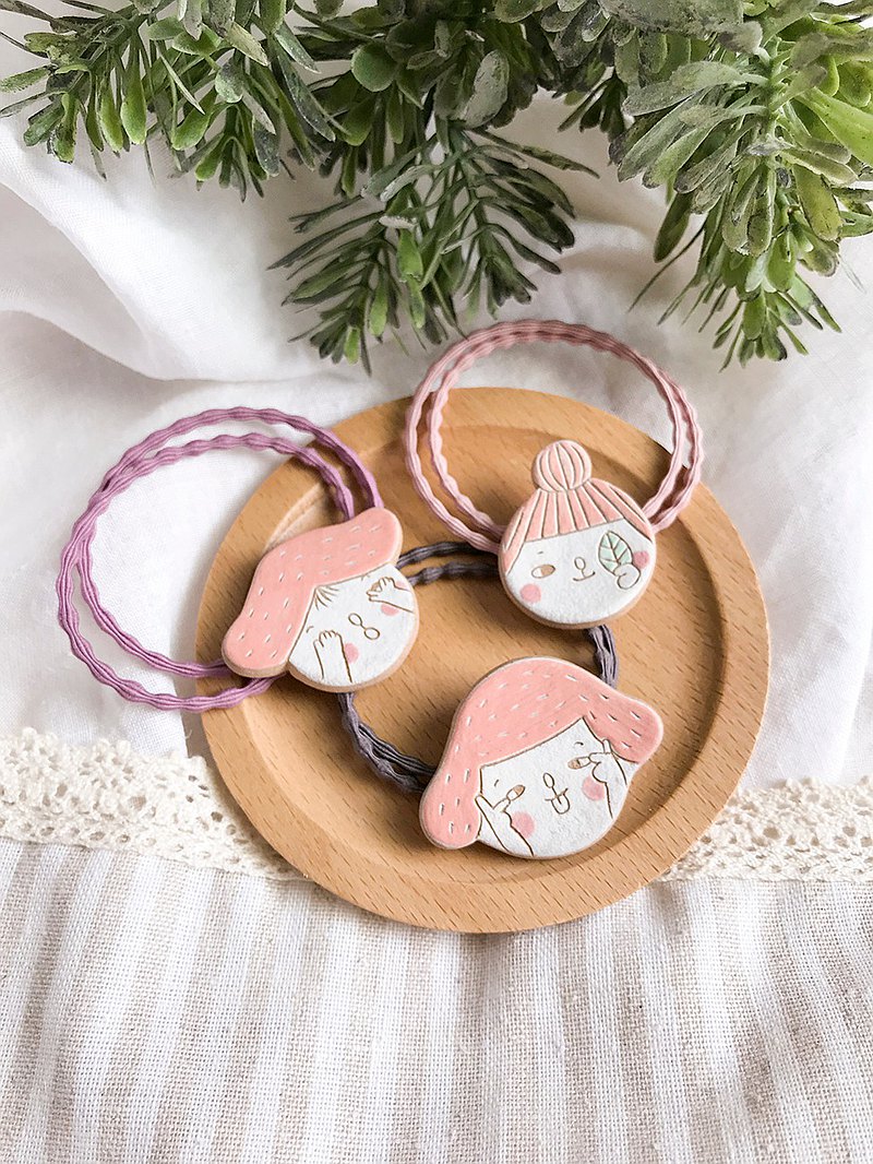 睜一隻眼閉一隻眼。偷偷看。ㄌㄩㄝ 誰理你。小女孩古靈精怪