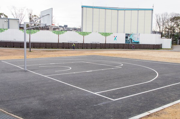 楠葉東公園のバスケットコートと一部の遊具があたらしくなってる 枚方つーしん
