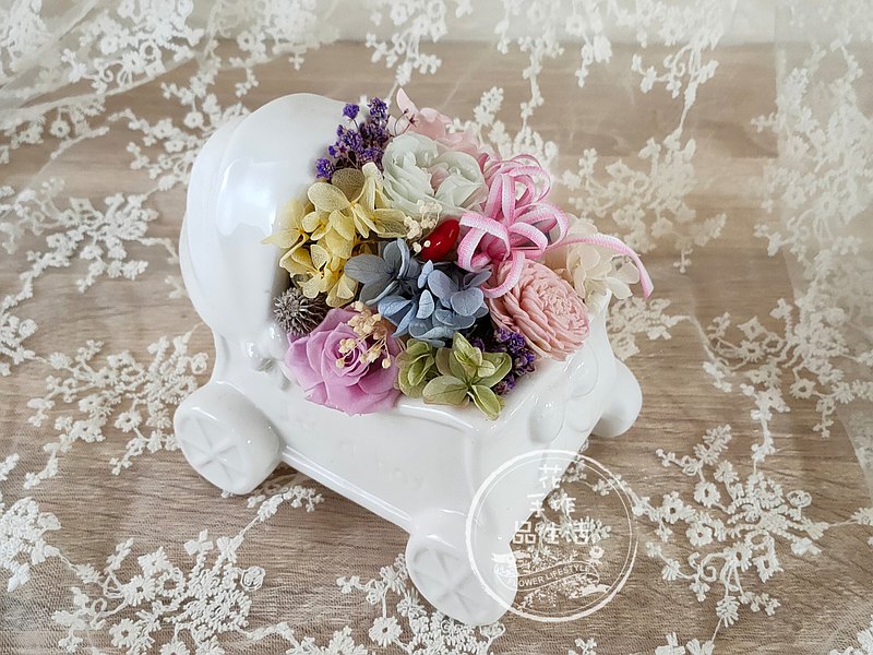 我喜歡作品裡面有故事，而不只是把很多花組合在一起而已，所以嘗試很多特殊花器來搭配花材, 傳遞我想要說的故事!! 你也可以用花來說故事!! 絕版花器,僅此一班!!!