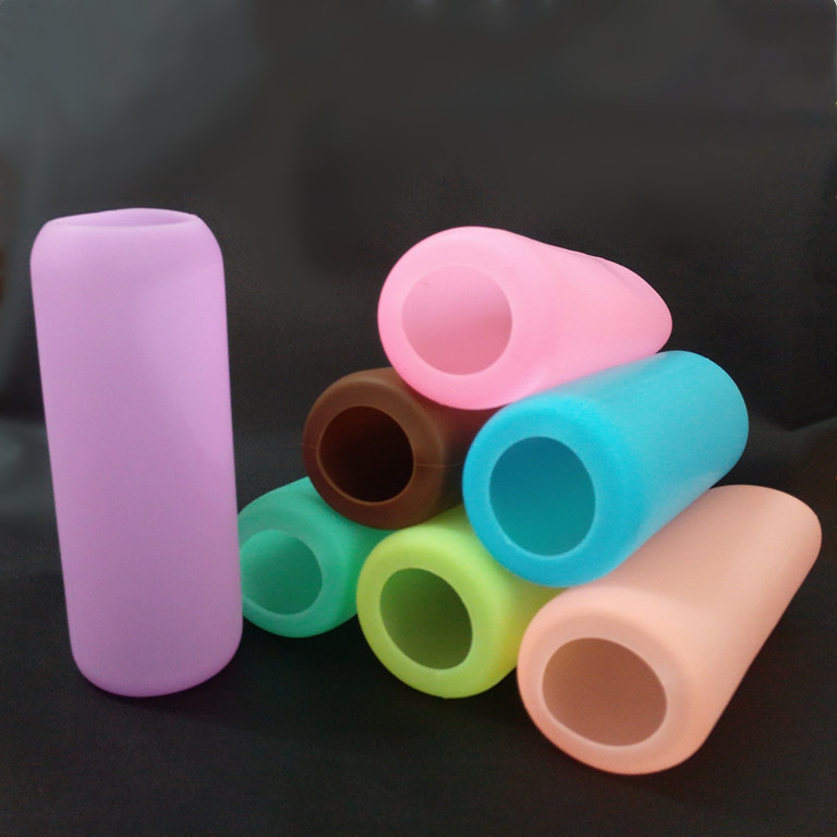 潛水布套用久了很容易破掉, 髒污洗不掉, 換個杯套吧! 糖果色的柔美果凍杯套, 有效保護您的玻璃杯 商品規格 品名杯套 尺寸5.5x14.5cm(杯身) 重量40g 材質矽膠 產地中國