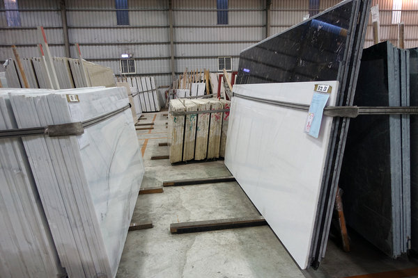 銀狐大理石-八里聯利石材，大理石材推薦，翡翠、瑞士白大理石，白色系大理石，電視牆、玄關、浴室、檯面適用大理石，有礦山自產自銷的大理石材廠推薦