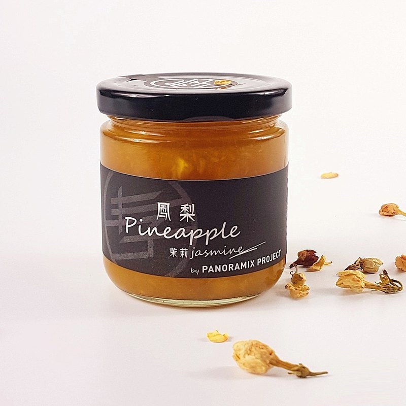 來自於台南關廟，融合金鑽鳳梨的甜與土鳳梨微酸，高達65%的水果含量，冷浸在產自花壇的茉莉花，在鳳梨的熟成甜味中，隱隱浮現清雅柔和的茉莉香氣。讓果醬不僅是在口中化開的美味，更提昇到包覆嗅覺的優雅饗宴。*