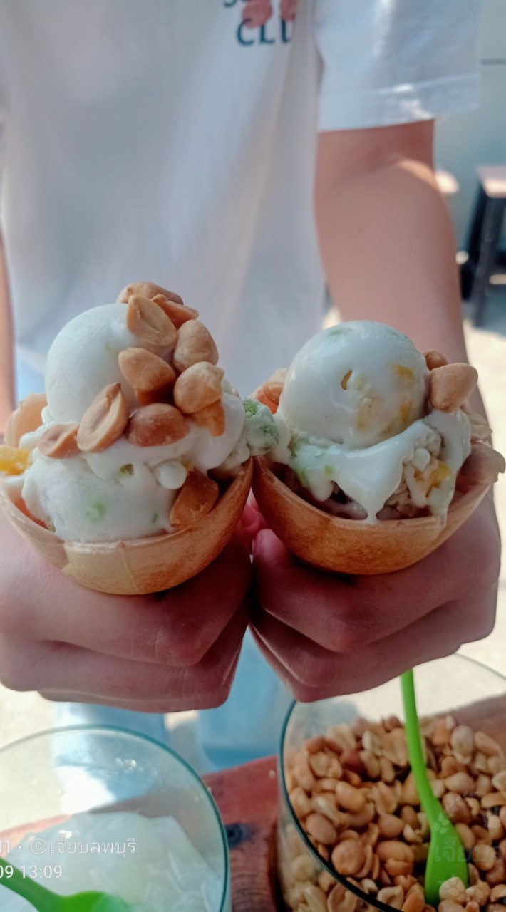 เจี๊ยบลพบุรีไอศครีมกะทิ น้ำมะพร้าวสด น้ำช่อดอกมะพร้าว