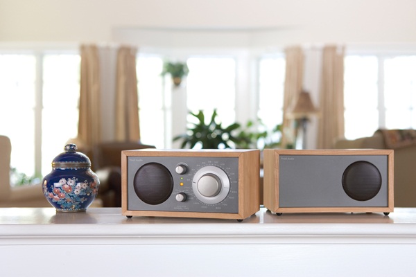 iPod、MP3 Player當道時代，幾乎已忘了過去聽音樂時，那種需要手動調頻、變換曲目的感受，還在用iPod、MP3 Player聽歌嗎？試試放下它們吧！改用復古收音機試試，保證讓你回憶湧上心，甚至更記起昔日的美好。