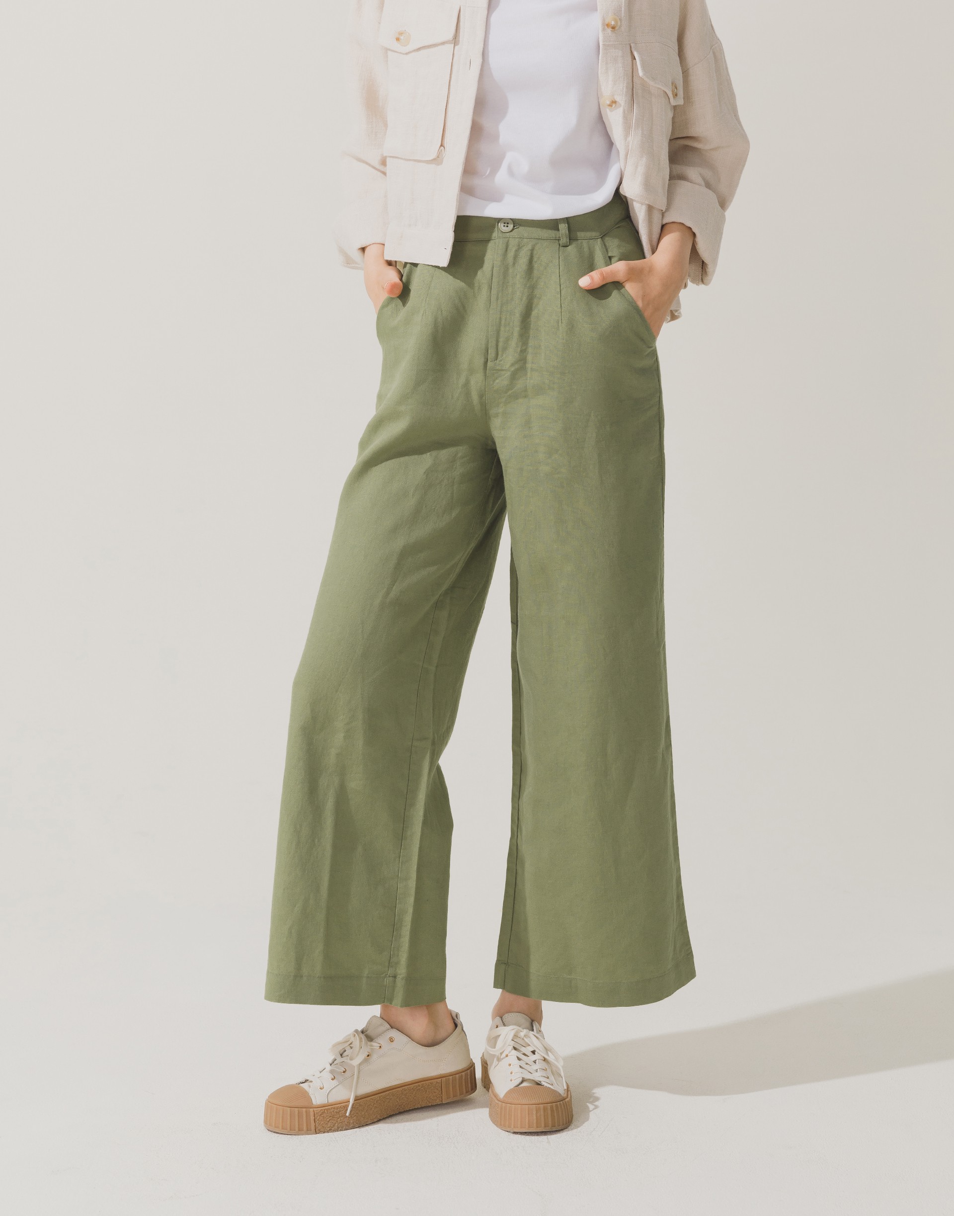 彈性：適中 涼爽棉麻材質、寬版設計、側邊附口袋、後裝飾口袋、無內裡、正中燙線設計