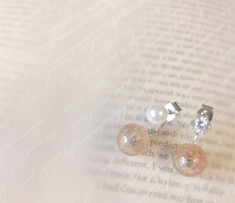 ＊＊關於材質＊＊ 主體：手工琉璃 尺寸：1.0 x1.0 cm 顏色：粉色透明金沙 配件：18Ｋ包金/18K Gold Filled 表面另有特殊覆蓋一層精緻護膜,讓K金質感更出色也較不易導致過敏; 