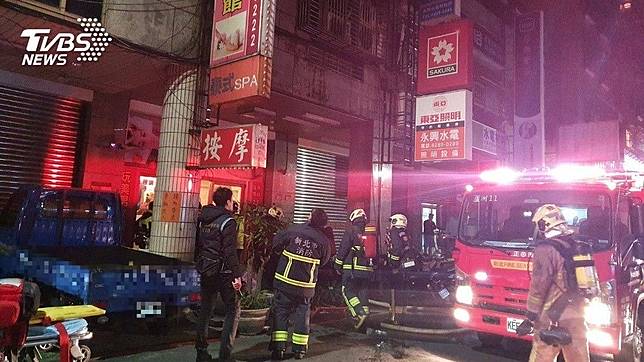 新北市蘆洲區1間養生館凌晨遭人縱火，消防隊接獲通報立刻趕往現場撲滅火勢。(圖／TVBS)