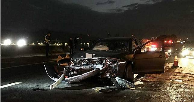 攔檢不停狂飆上國道　下一秒...自撞護欄