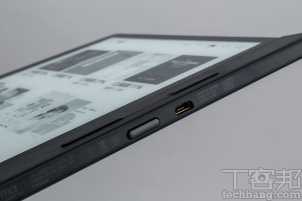 傳輸接口Micro USB 與電源鍵位於同一側，除了充電外也可用以連接電腦。