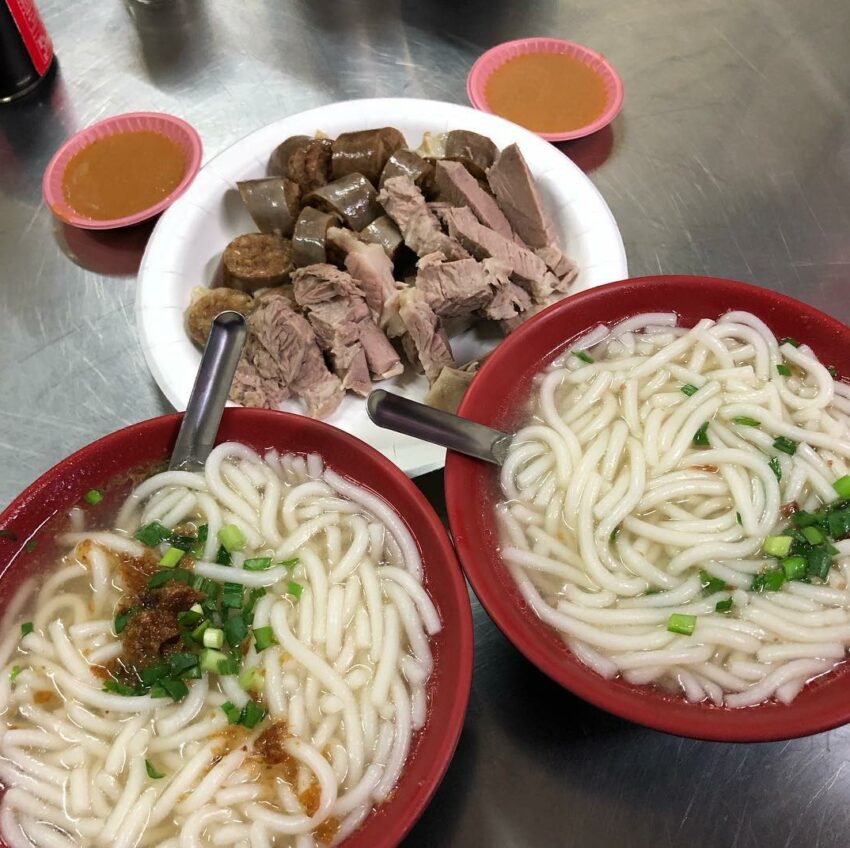 羅東美食｜在地羅東小吃，熱騰騰的大鍋裡滾著高湯，Q滑的米苔目就在這鍋，集合了黑白切精華的湯裡不停得翻騰