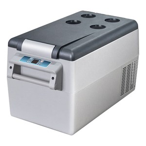 數位溫控數字顯示溫度－冷凍冷藏完美掌握 急速冷凍-20℃~20℃溫度調節，靜音運轉 30度車身傾斜亦可穩定運作 握把堅固好握，移動輕鬆 飲料收納杯槽，方便收納瓶瓶罐罐 / 適用於後車箱、家庭宴會、露營