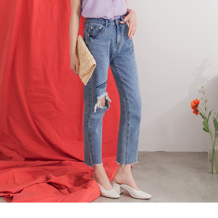 細膩字母刺繡內斂低調有質感， 刷破設計打造個性女人味， 自然的刷色與扎實的手感版型 穿起來挺括有型， 率性且時尚~ ************** 小提醒： 深色衣物建議單獨洗滌，以翻面手洗或放洗衣袋洗