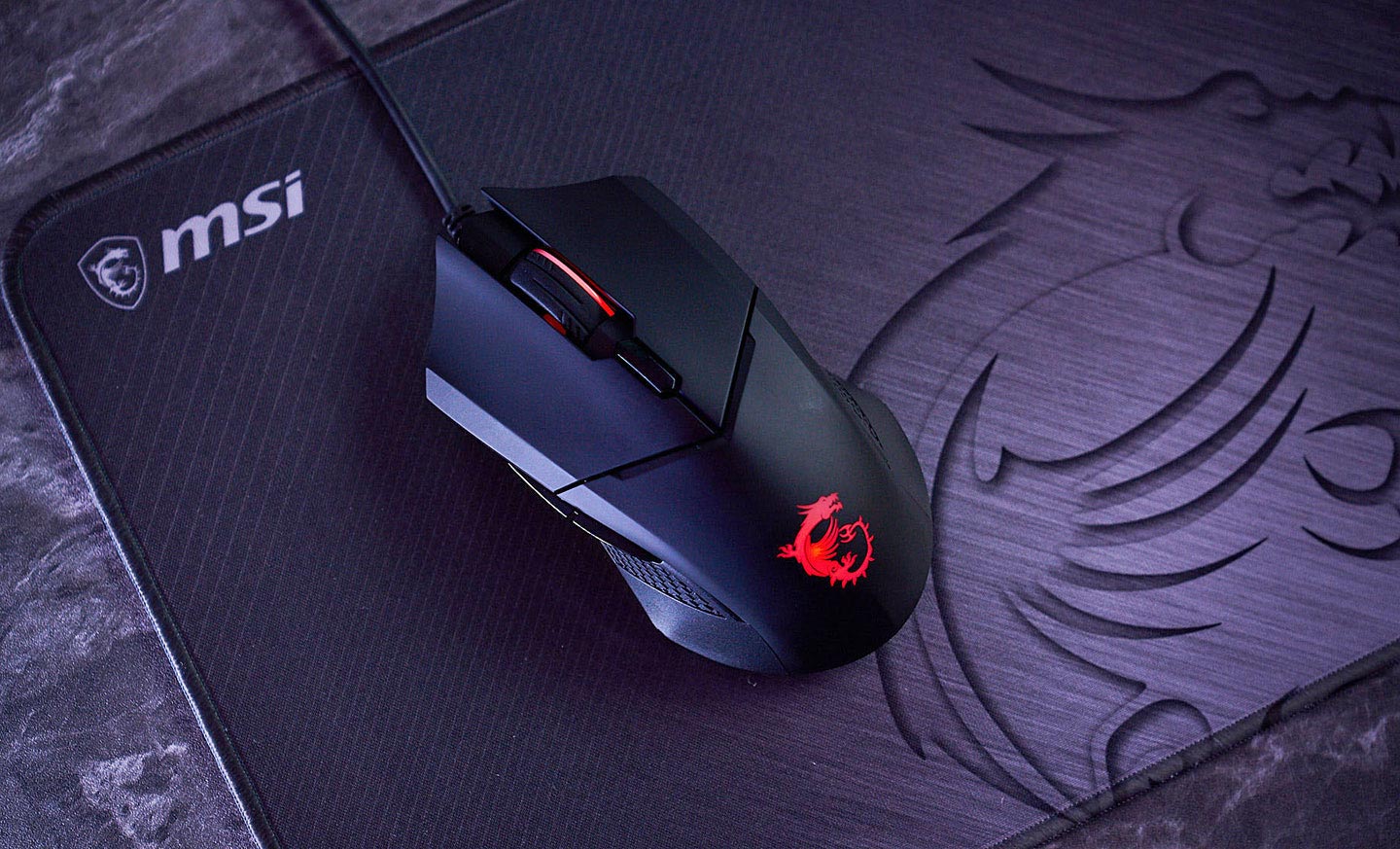 鼠身採左右對稱式設計的 MSI CLutch GM08 對於不同慣用手的玩家來說都能輕鬆上手，尺寸大小適中更能保有靈活性。