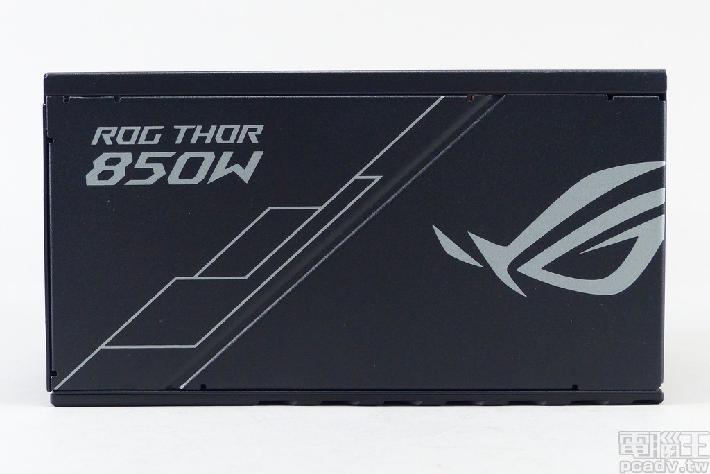 ROG Thor 850P 另外一側則以銀漆印製型號與 ROG 眼型標誌