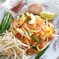 บ้านมีโชค ผัดไท ก๋วยเตี๋ยวหลอด หมูปิ้ง ของหวาน