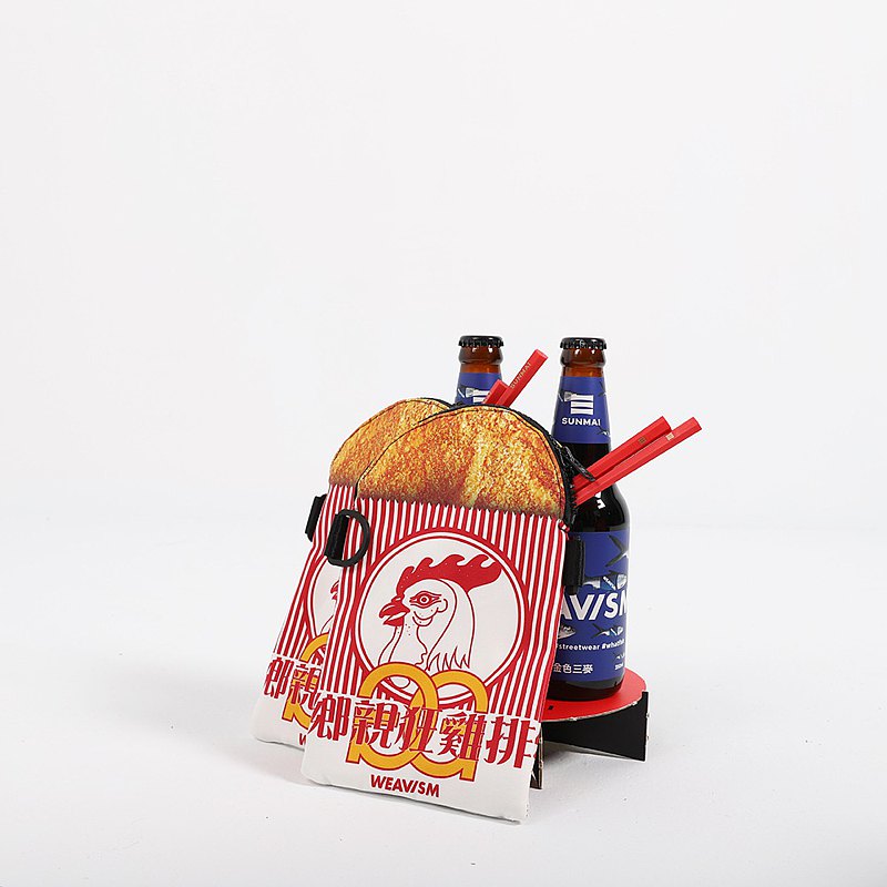 台灣雞排的美味世界出名，無論台灣人或觀光客最愛的都是這味， 現在則化身彷彿聞得到雞排香味的趣味小包，台灣街景樂趣隨時袋著走！