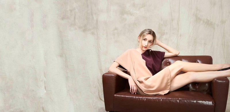 週五下班前姐妹們臨時邀約到酒吧小酌一杯， 「oh～好險！今天穿了Zoe!」換上鮮豔的唇色，馬上出發！ 最喜歡跟姐妹們有個微醺的Friday night，卸下一週工作的煩心事！