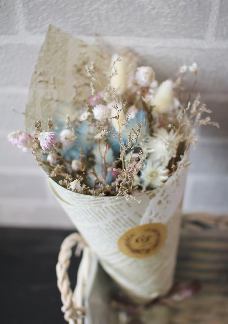 Preserved Flower 歷史上最早的不凋花記載歷史是在埃及發現 有長達四千年左右 而不凋花(Preserved Flower)為法國開發的技術於1995年被引進日本並逐漸盛行不凋花在花朵最新