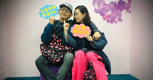 恭喜！黃子佼孟耿如　今早背「情侶包」甜蜜登記結婚
