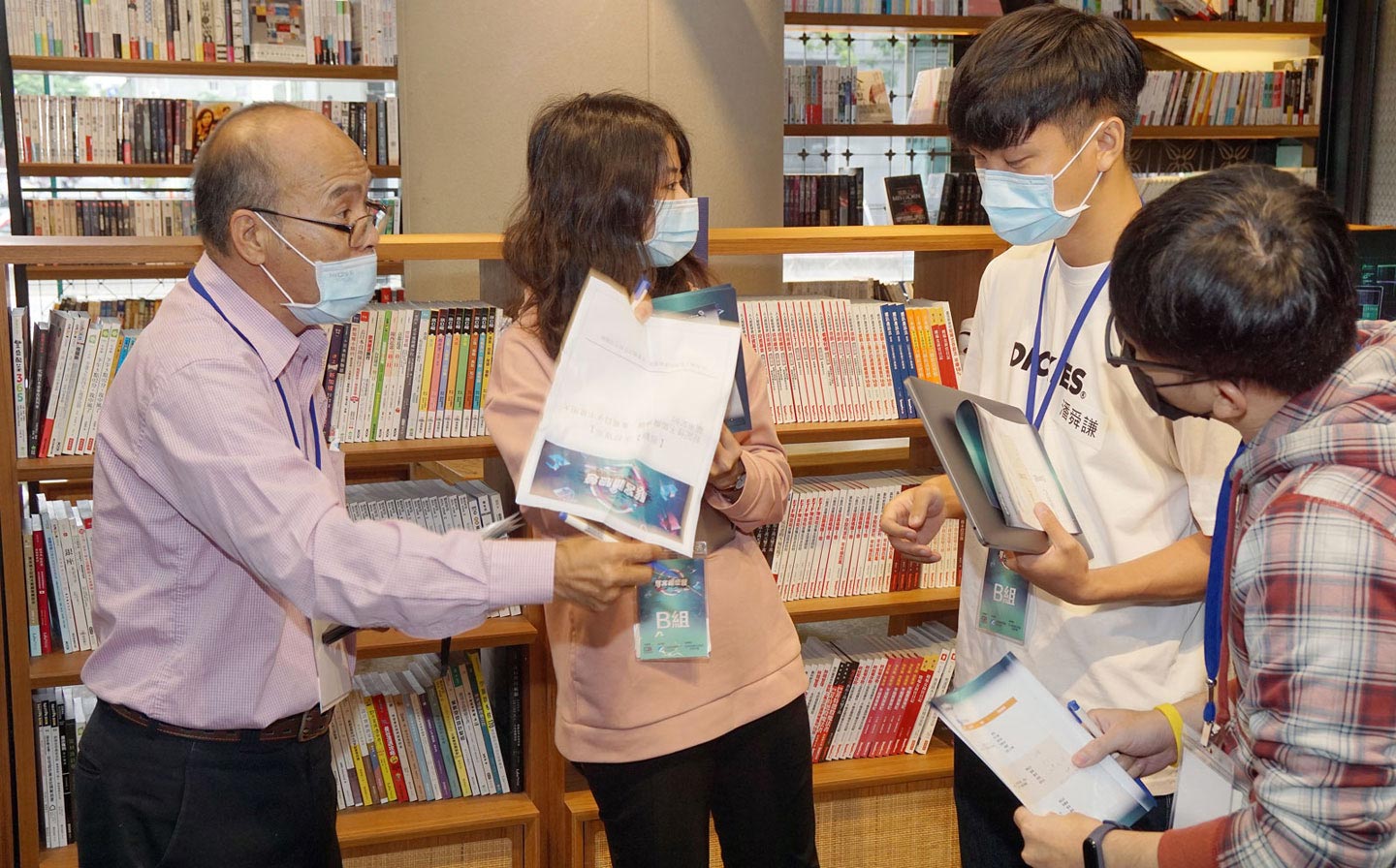 眼尖的 B 組成員也順利找到客廳藏的「提示道具」，上頭可是有破解線索的關鍵提示哦！