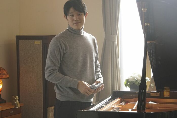 羊與鋼之森_新聞稿照06_努力派演員鈴木亮平飾演山崎賢人的調音前輩