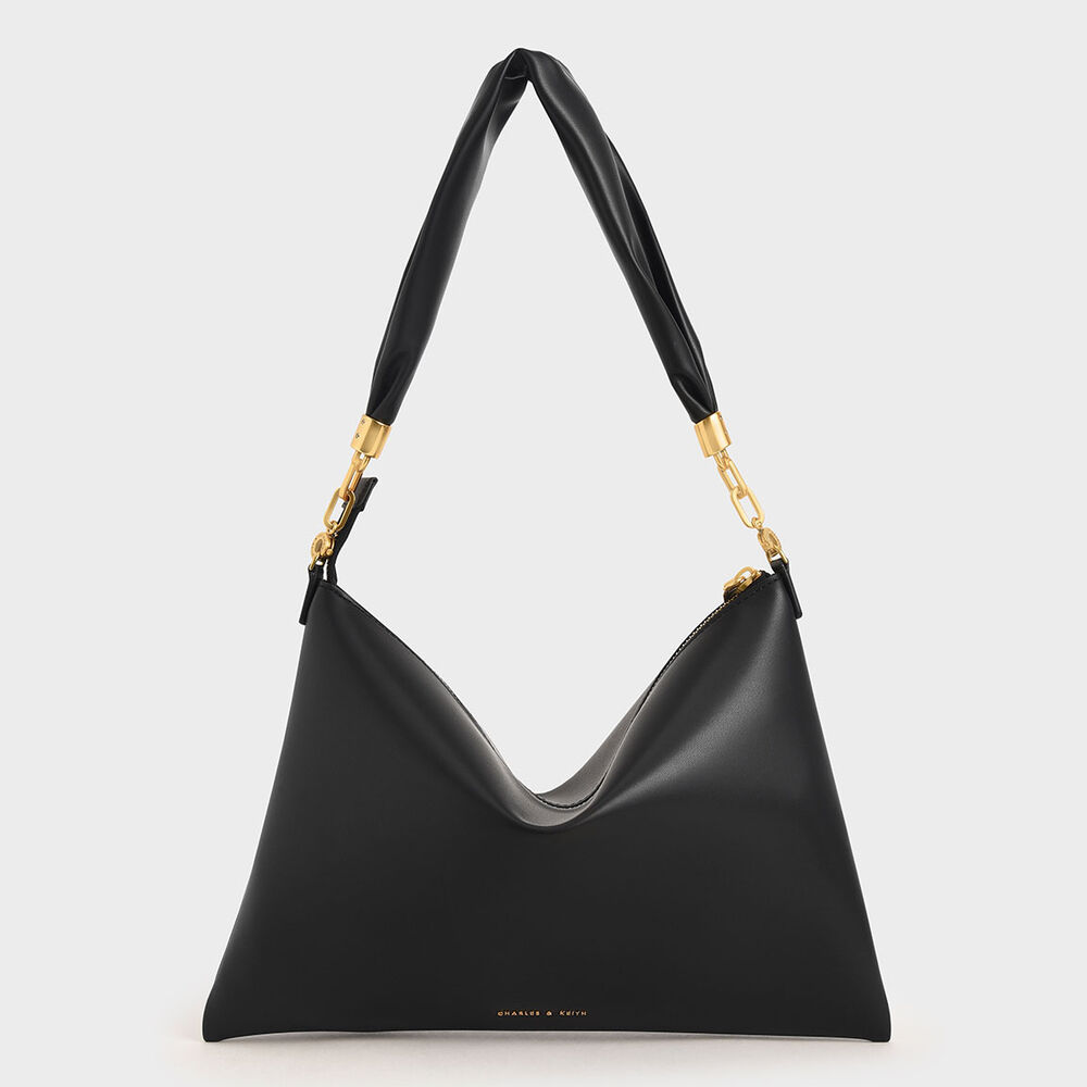 軟皮革包身隨手一提形成隨興鬆垮的造型，無負擔的簡約設計可駕馭更多元百變的形象，隨著感覺打造當日想要的理想風格，上班也好、赴約也好，都能讓你輕鬆搭配出毫無違和感的模樣。