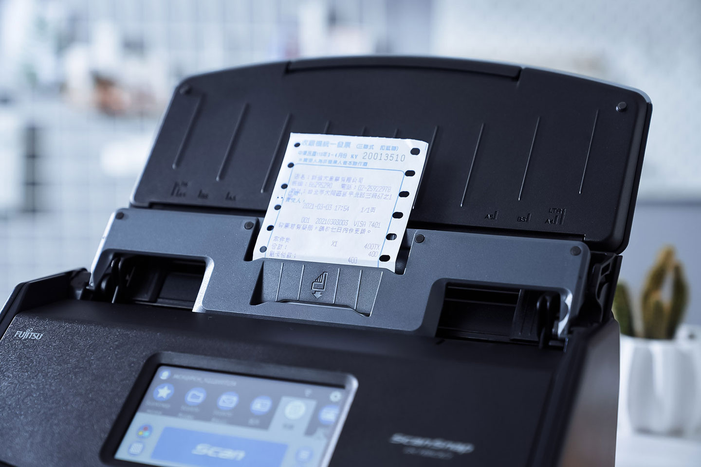 面對較小且較薄的發票或收據，可透過隨附的掃描導板來輔助，能更順暢地進紙與掃描，獲得完美的掃描品質。