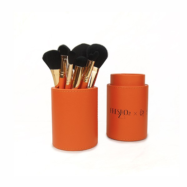 FreshO2 X 許允樂 我的獨特角度專業彩妝刷+刷具桶-銀河灰-14支刷具+刷具筒 (贈手機氣囊) *各1- 能量橘-14支刷具+刷具筒 (贈手機氣囊) *各1．工匠級製作 全臉共14支刷具．職人