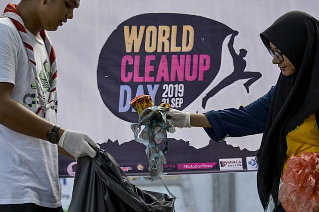 Environmental Activists Get Down And Dirty On Mass Cleanup Day