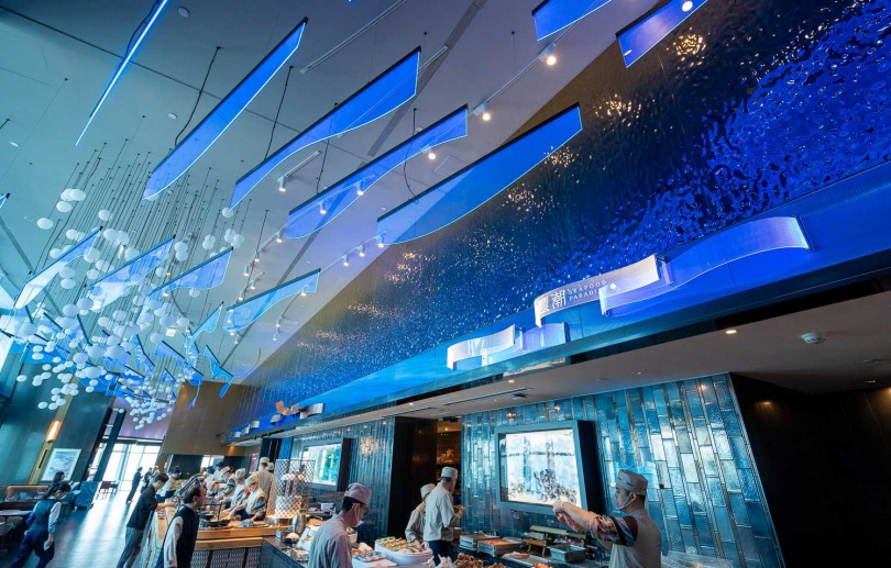 饗 A Joy全店占地555坪、共設有282個座席，圖為海境裝置藝術「粼粼海之流」。（圖／饗賓餐旅提供）