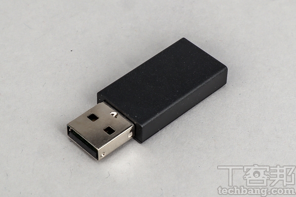 無線接收器 隨附 LIGHTSPEED USB 無線接收器，可搭配 PC 或 PS4/PS5 主機使用。