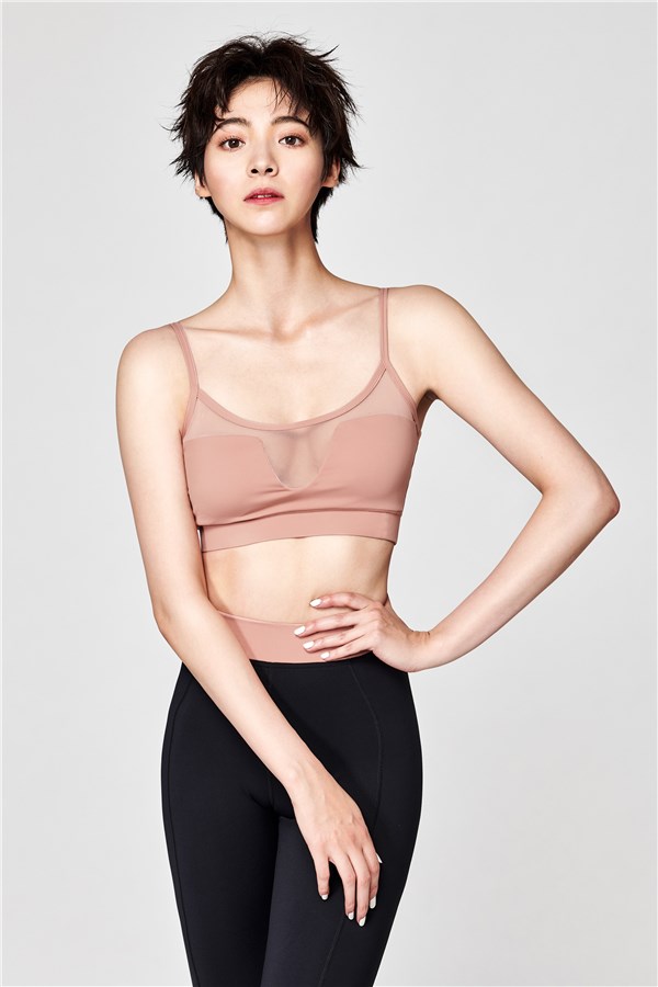 正面細網透膚造型；後LOGO印花；高彈力材質；建議輕度 ~ 中度運動訓練。<br />