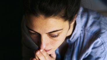 親愛的，請相信自己的價值！放下那些讓妳流淚的人，擦乾眼淚向前邁進，幸福就在不遠處...