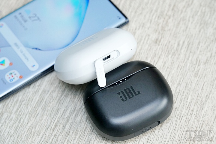 底部為 micro USB 充電埠，充飽電約需兩小時。