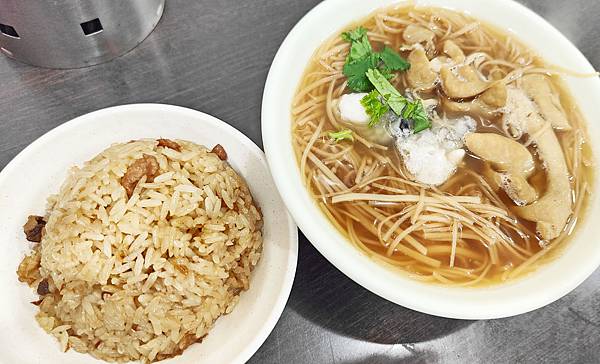 【台北美食】東發號 油飯・麵線-８０年老字號！饒河夜市裡最老的美食小吃店！