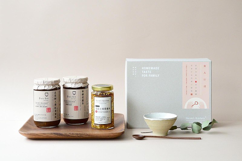 女人好禮 - 品牌創辦人Nicole專為女人而設的窩心禮物，禮盒內有優質芝麻黃薑油200ml，椰糖老薑果蜜茶350 ml & 生磨人參紅棗蜜茶350ml各一瓶，還有附送精美禮盒 + 彩帶 + 卡片