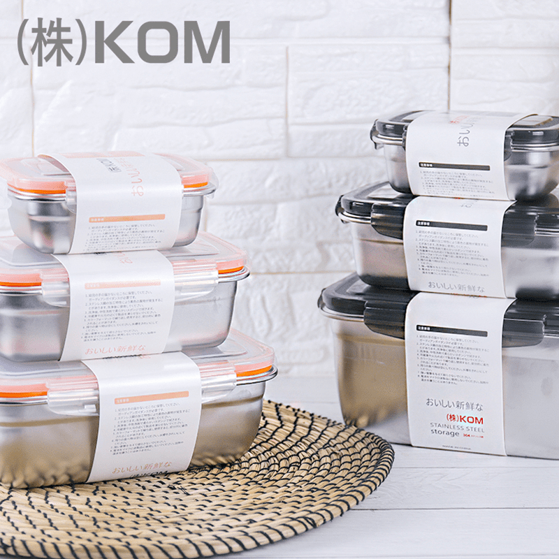 大中小三種盒子一次滿足所有需求!KOM日式304不鏽鋼保鮮盒，健康無毒材質使用更安心，蓋子密合保鮮能力佳，可堆疊設計讓輕鬆將冰箱裡的食材分類收納更加整齊美觀~輕巧的體積無論是出門野餐或是平常帶便當水果