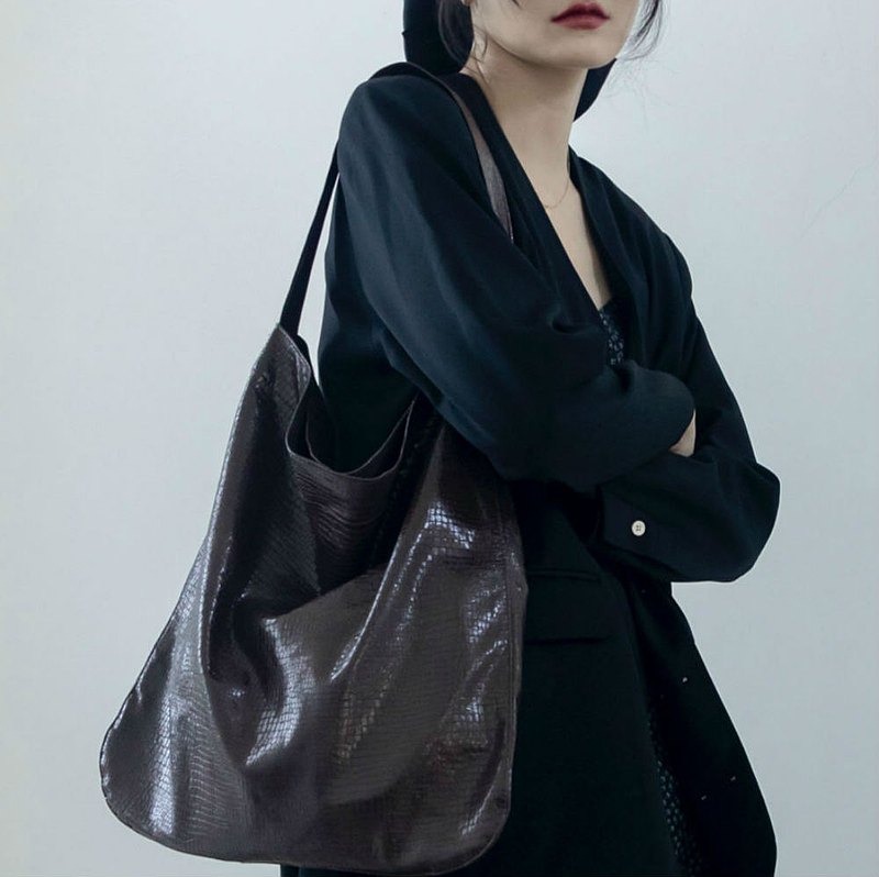 簡單輕量的方形大皮兜子，就是隨意簡單的那種。<br />軟軟亮面PU，皮面是石頭壓紋多一點肌理感。