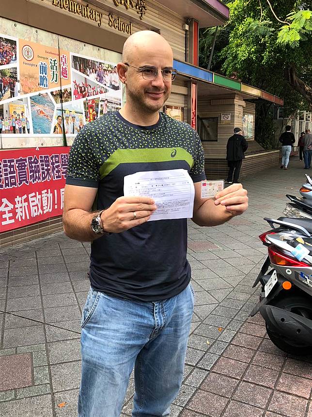 陳時中記者會哽咽淚崩 「台灣女婿」吳鳳暖心留言網讚爆