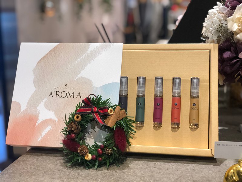 經典香水五入禮盒組，香水可混和搭配使用，香味層次會更加豐富，香氣可維持約8小時，送禮大方有品味，自用也很迷人喔！